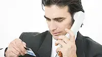בחור מבצע הזמנה טלפונית באמצעות כרטיס אשראי