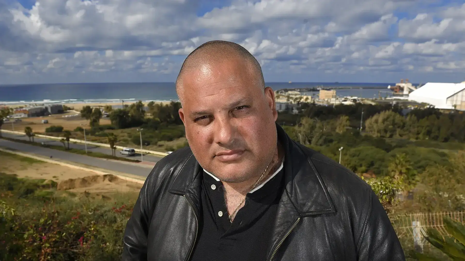 אלון חסן לשעבר יו"ר וועד העובדים בנמל אשדוד על רקע הנמל, ינואר 2017