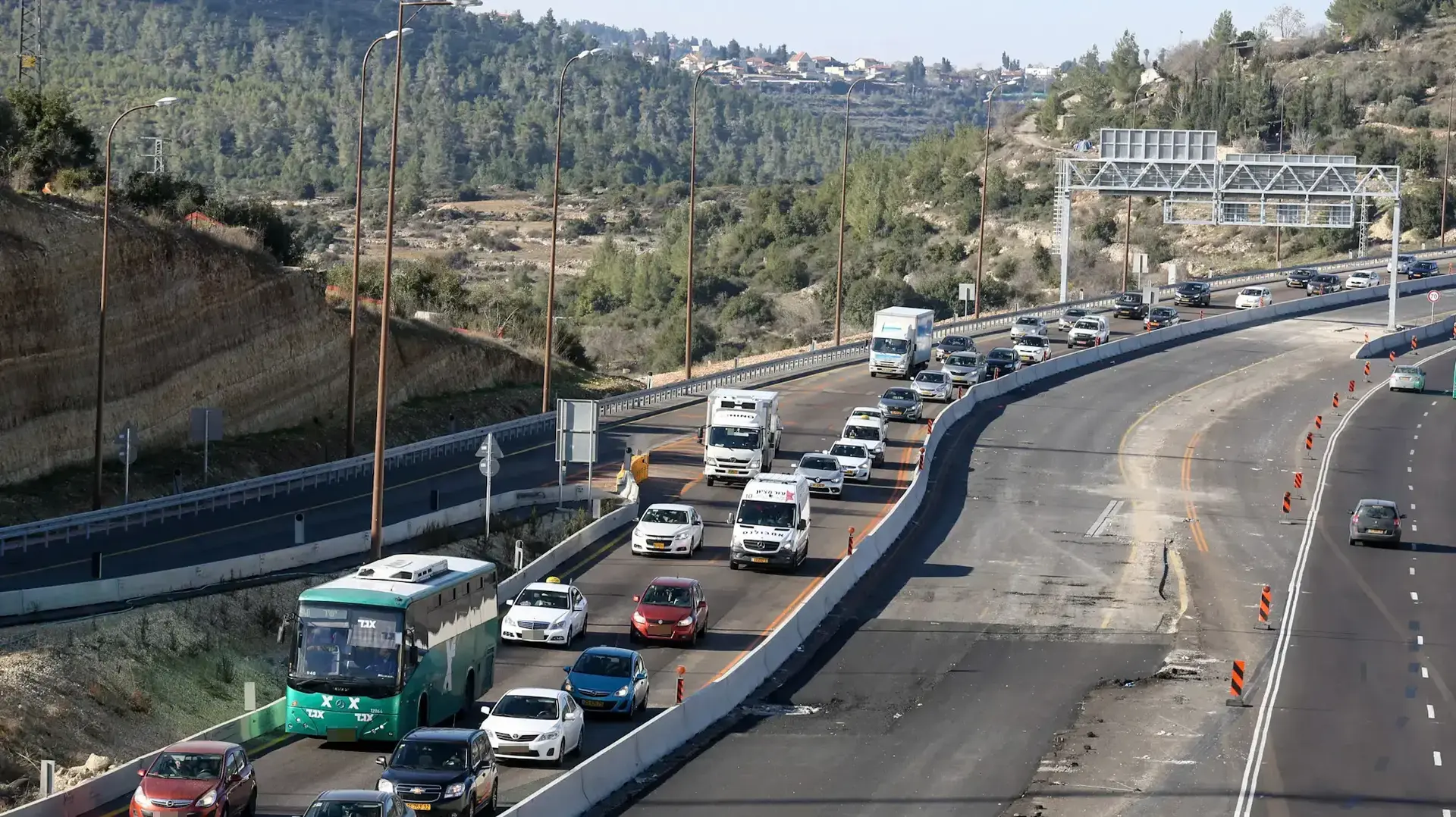 פקק תנועה בכביש 1 בדרך לירושלים. 22 בינואר 2017