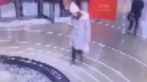 אישה נופלת למזרקה כי היא עם הראש בנייד