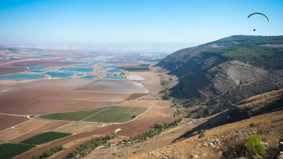 הרי הגלבוע הנישאים מעל עמק יזרעאל
