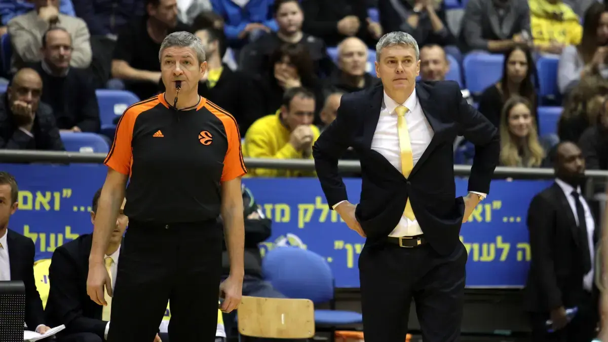 איינארס בגאצקיס מאמן מכבי תל אביב עם שופט הכדורסל האיטלקי הבכיר לואיג'י למוניקה