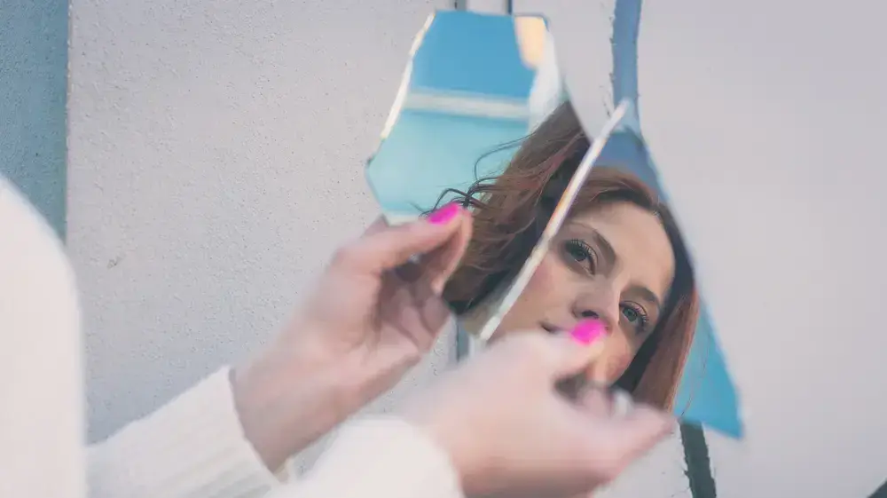 מראה שבורה
