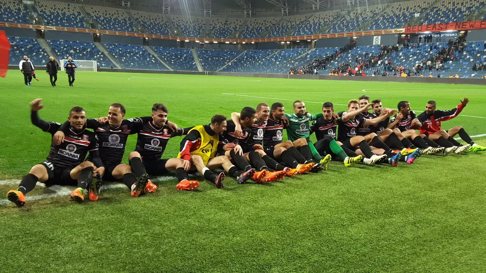 שחקני בני סכנין חוגגים