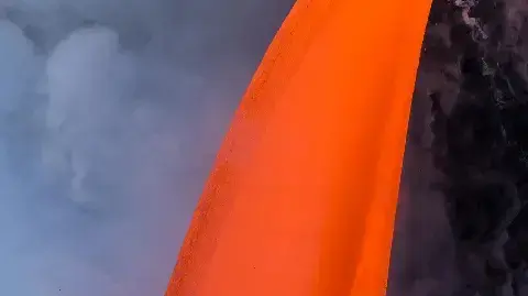 לבה מהר הגעש קילוואה נשפכת אל האוקיינוס