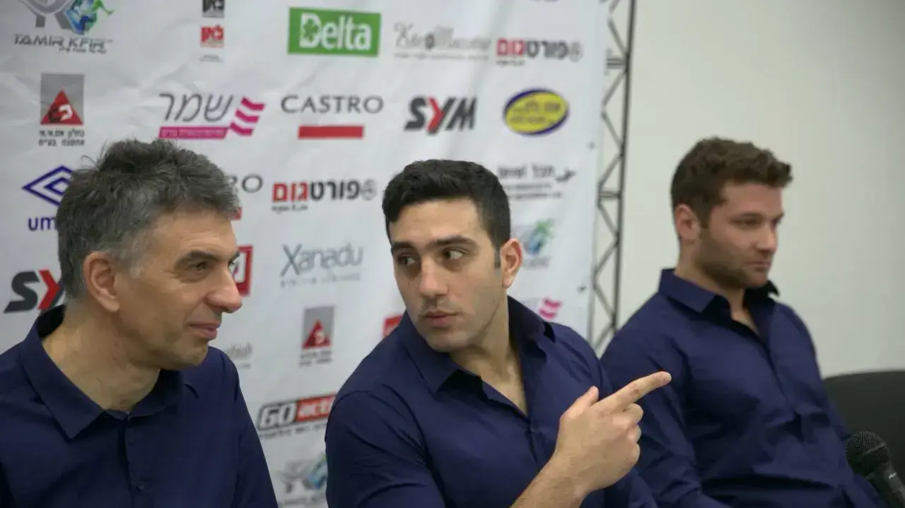 שחקני מכבי תל אביב חן פומרנץ, עומר דבדה עם המאמן דרגן דוקיץ' שחקני מכבי תל אביב חן פומרנץ, עומר דבדה עם המאמן דרגן דוקיץ'