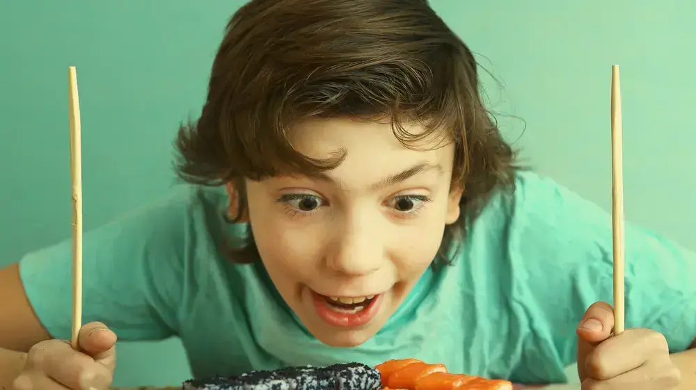 ילד אוכל סושי