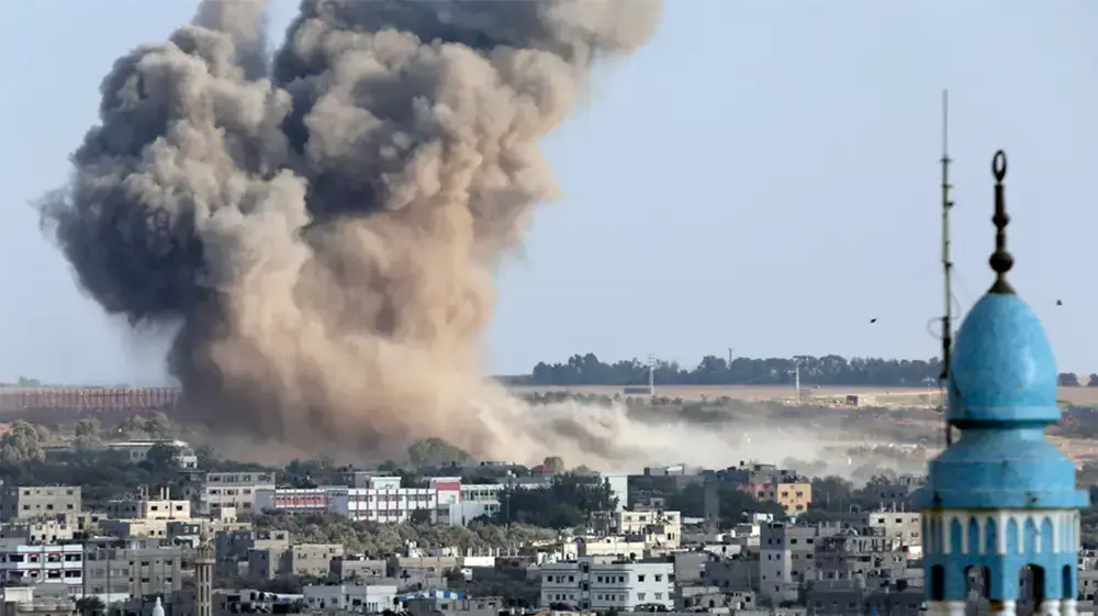 עשן מיתמר בשמי עזה אחרי תקיפת צה"ל. 9 באוגוסט 2014