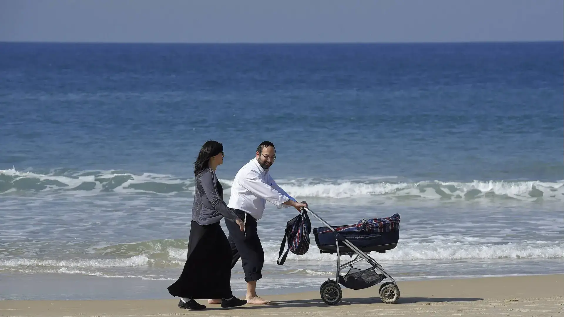 זוג דתי בחוף הים בתל אביב, 10 בפברואר 2017