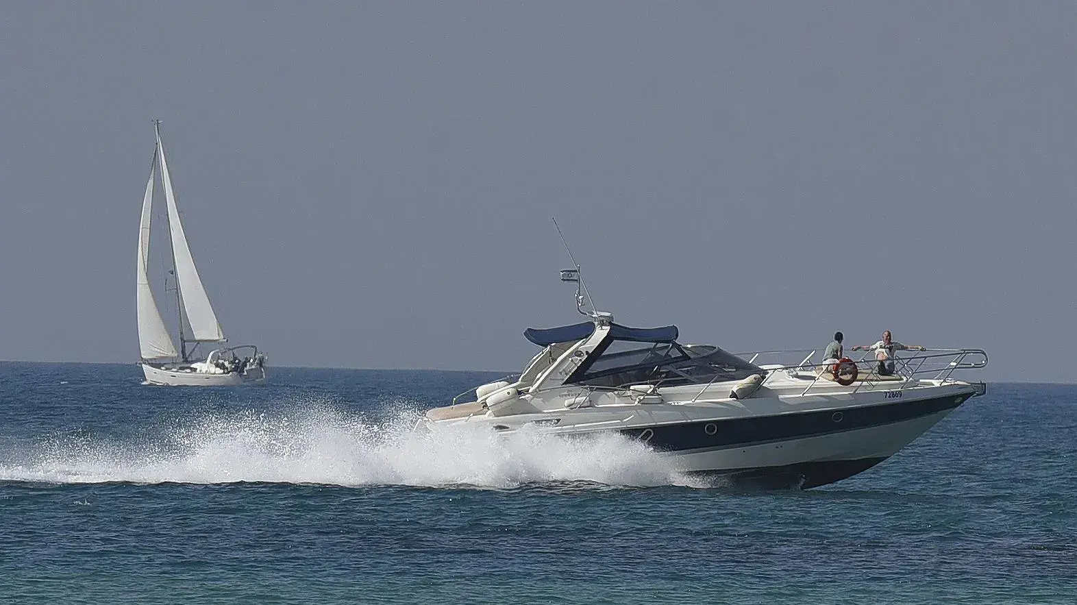 יאכטה וסירת מפרשמול חוף הים בתל אביב, 10 בפברואר 2017