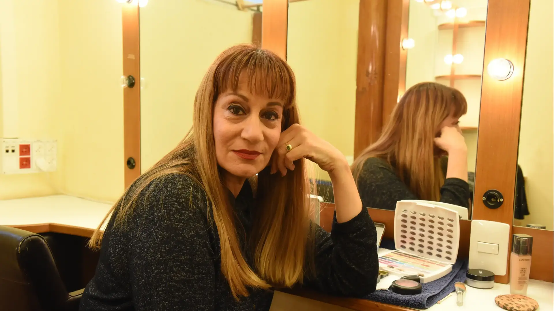 מיקי קם בחדר איפור