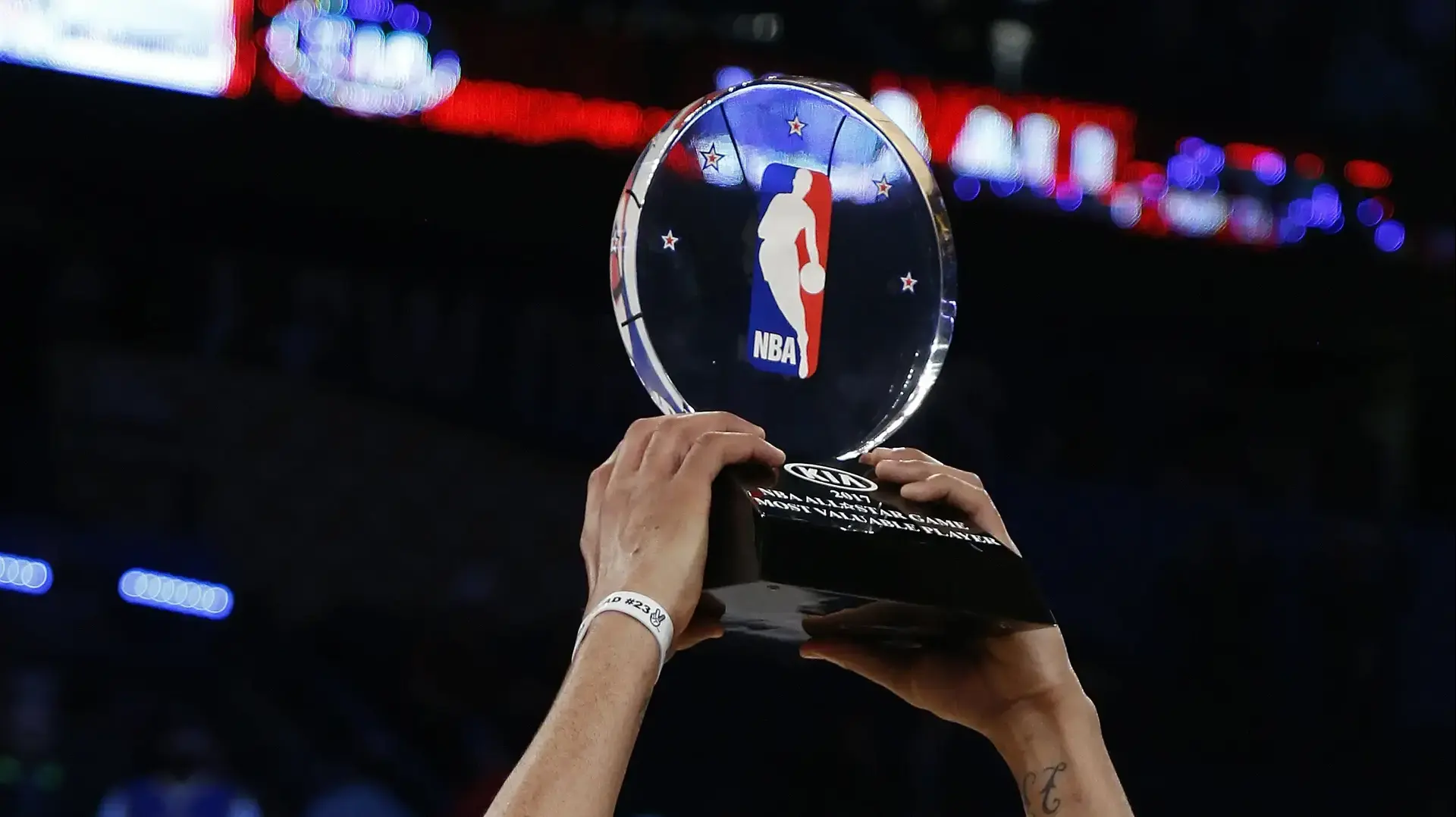 אנתוני דייויס עם תואר ה-MVP של האולסטאר