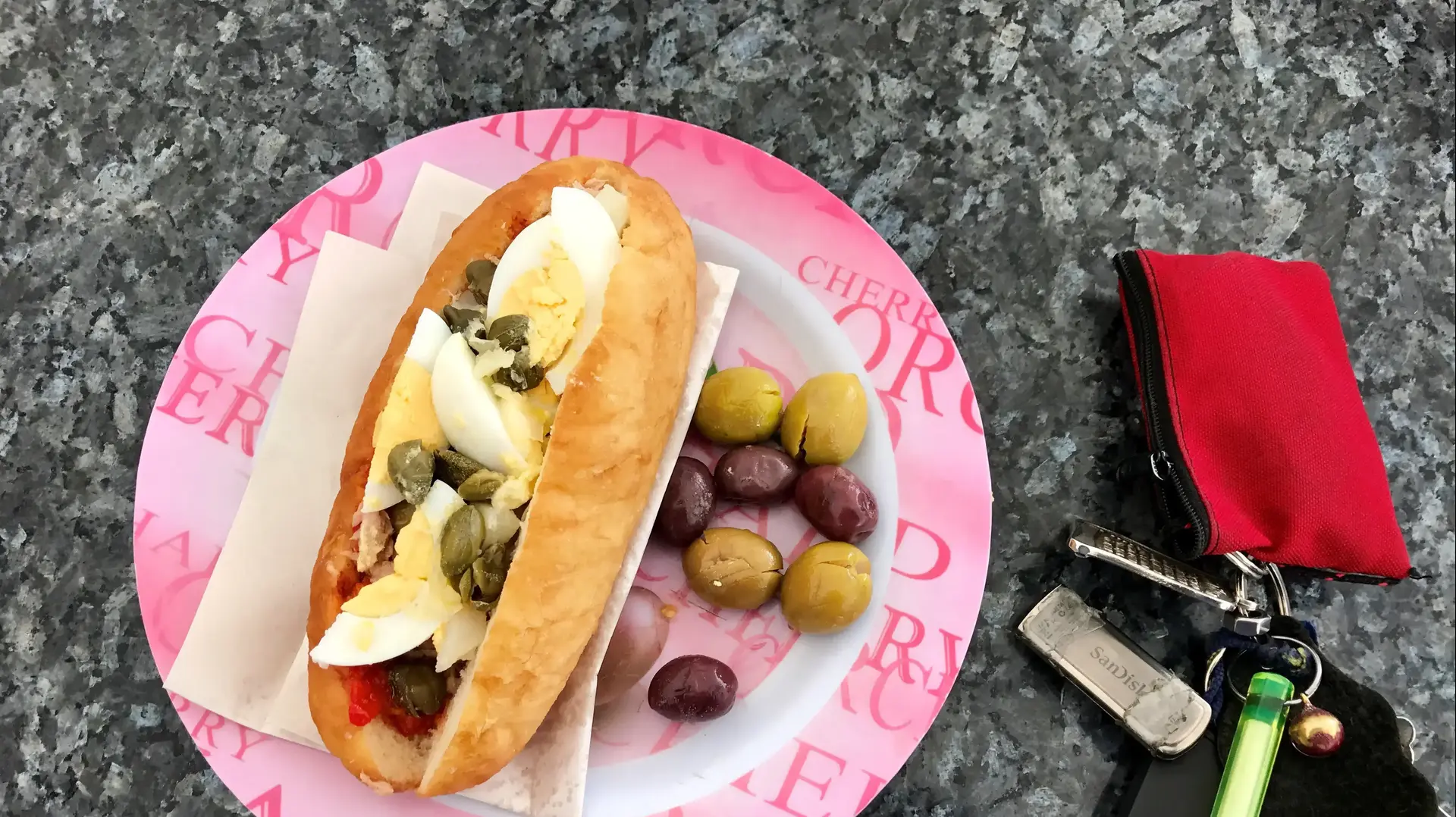 פריקסה במזללת בונז'ור סנדביץ' טוניסאי פריקסה במזללת בונז'ור סנדביץ' טוניסאי