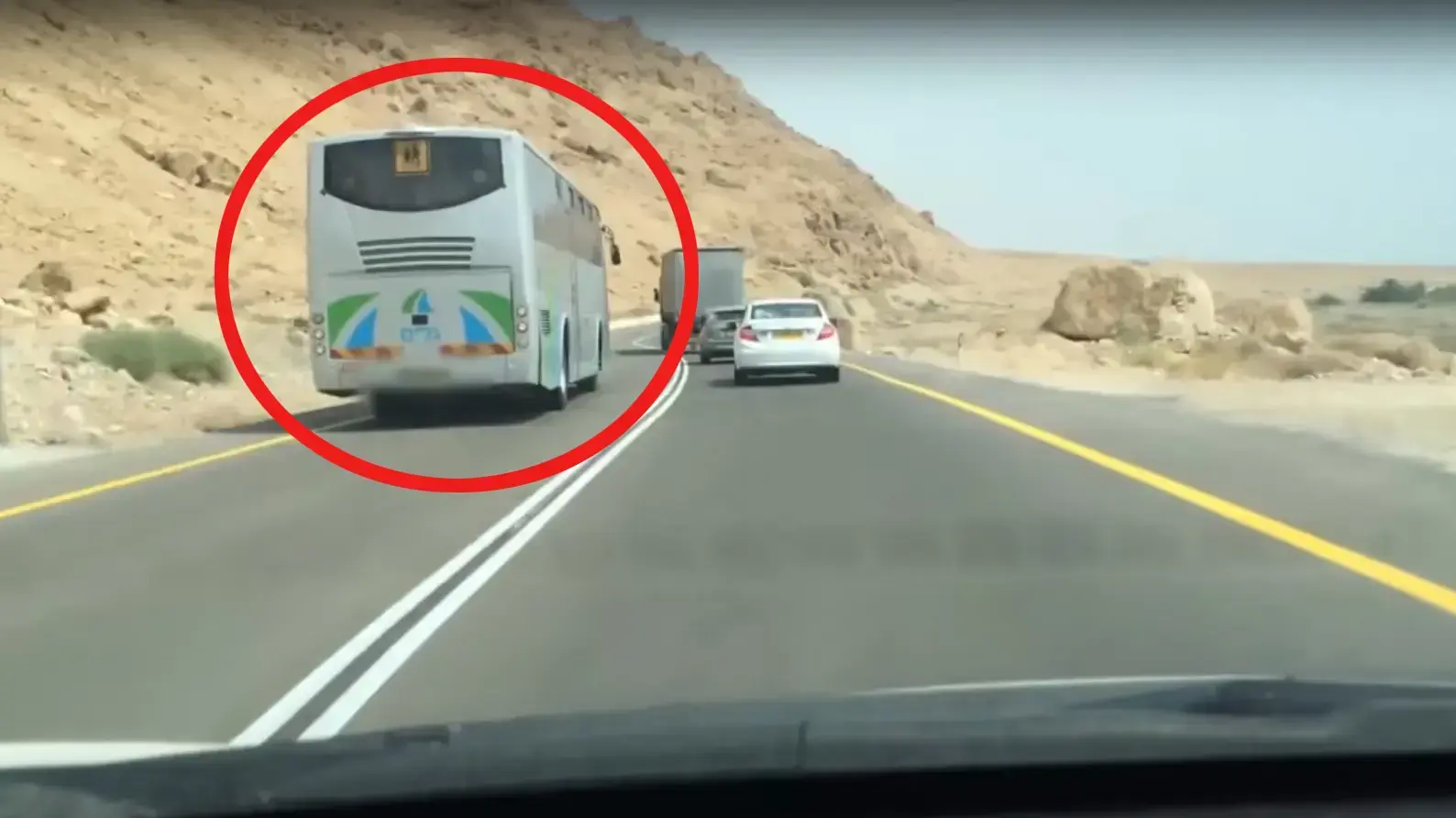 אוטובוס מבצע עקיפה מסוכנת ומנוגדת לחוק בכבישי הדרום
