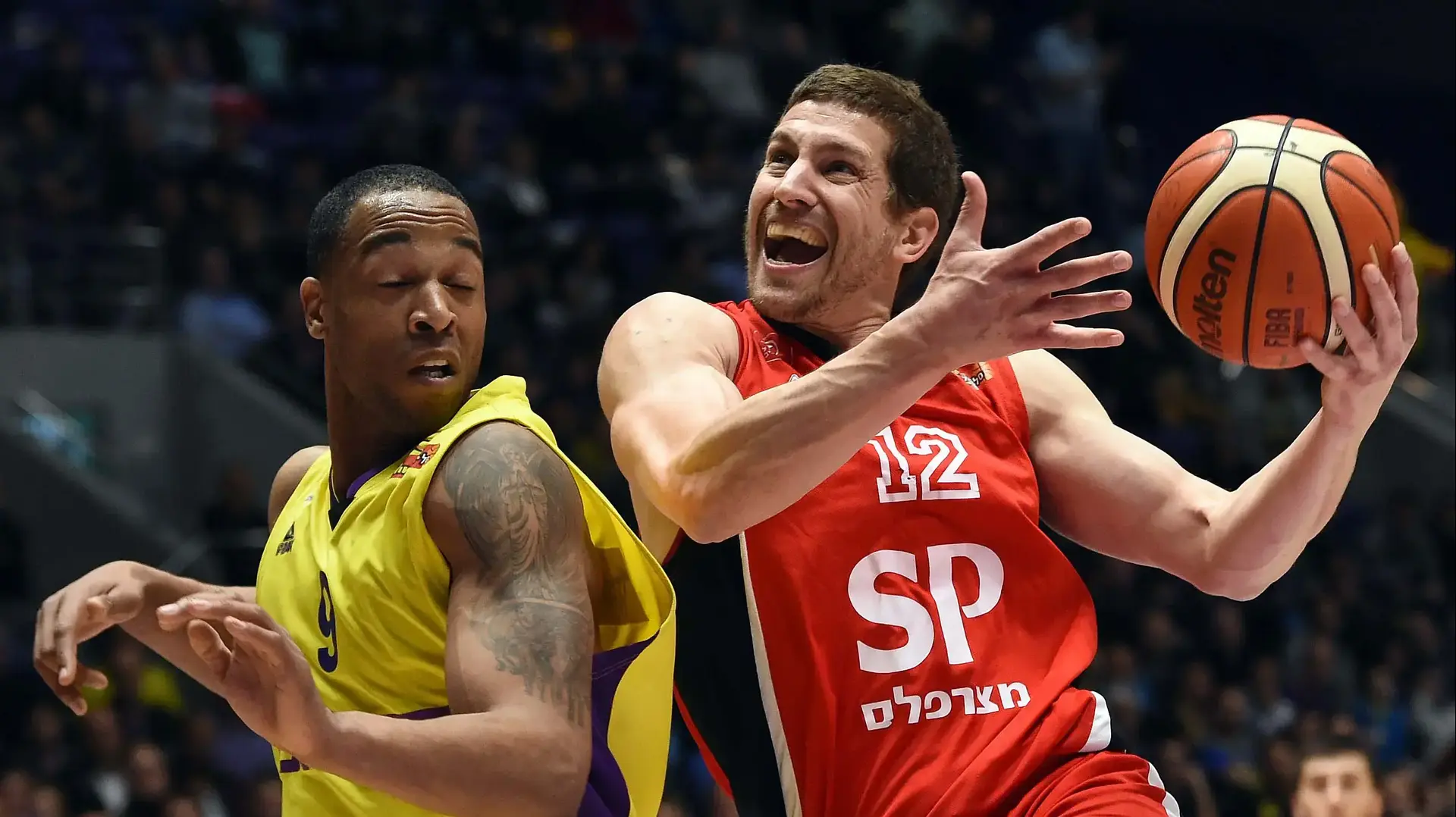 מתן נאור שחקן הפועל תל אביב (ימין) מול טוני יאנגר שחקן הפועל חולון