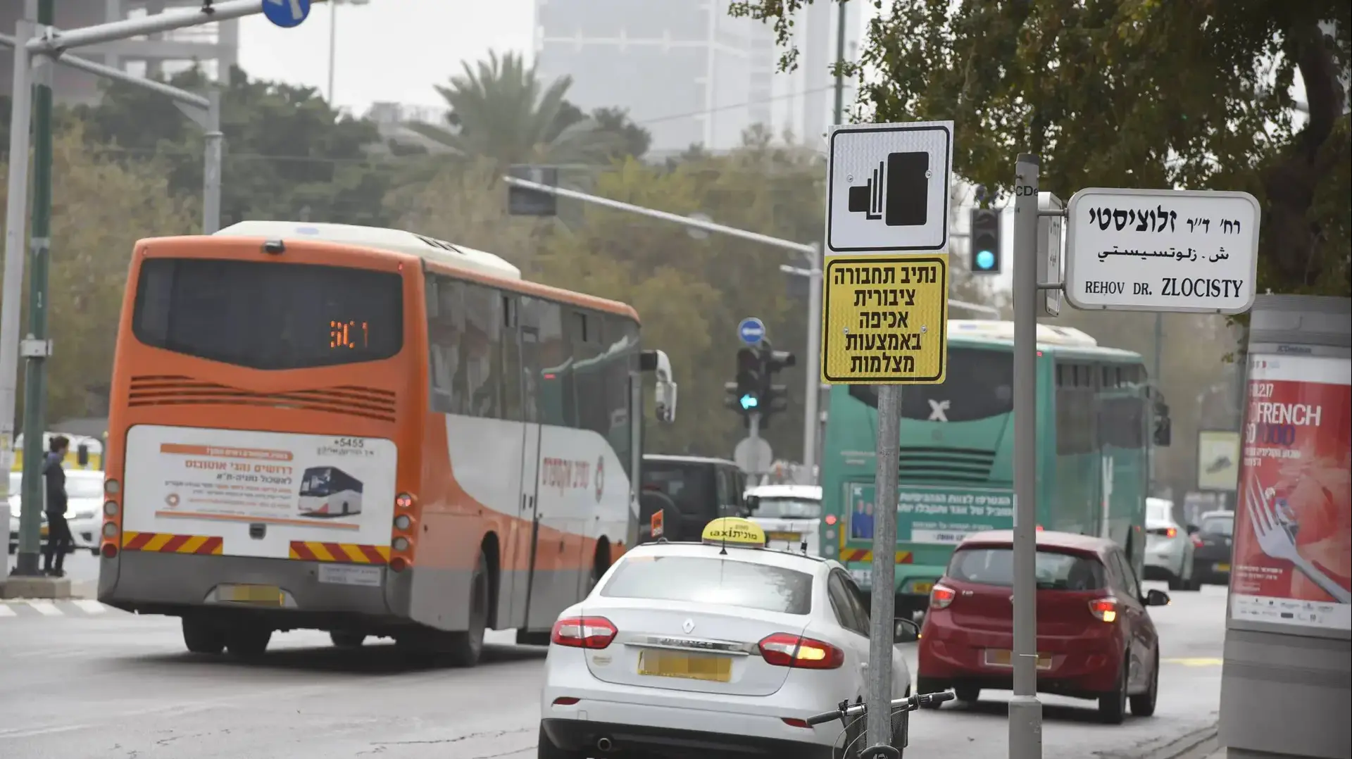 שילוט בנוגע למצלמות אכיפה לנתיבי התחבורה הציבורית, תל אביב. מרץ 2017