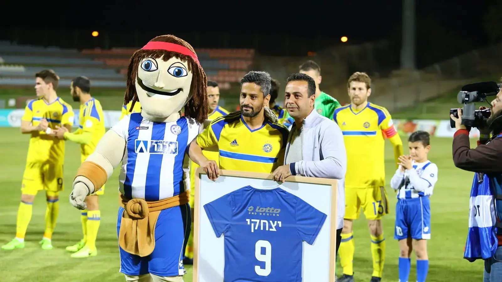 ברק יצחקי שחקן מכבי תל אביב (אמצע) עם יושב ראש הפועל אשקלון איתן קסנטיני