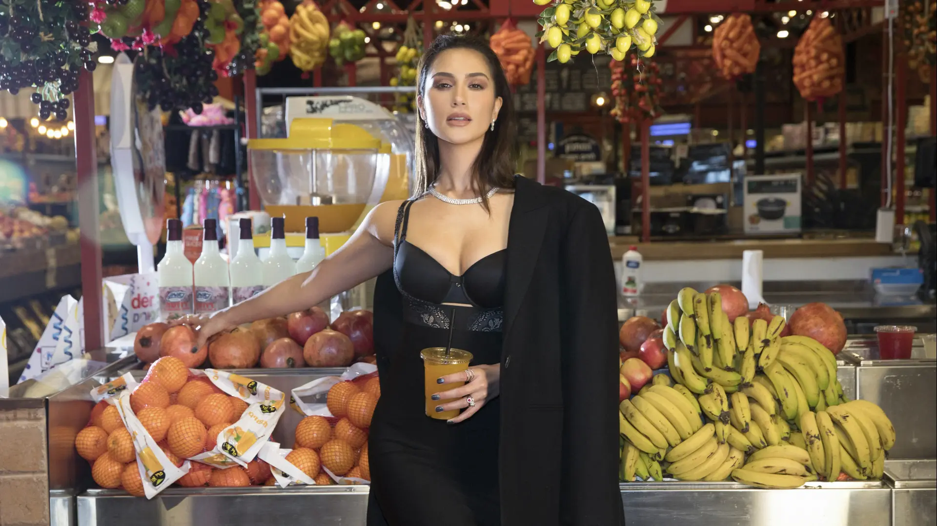 שיר אלמליח בהפקת אופנה בסופרמרקט במחווה לגווינת פאלטרו  לכבוד פורים 2017