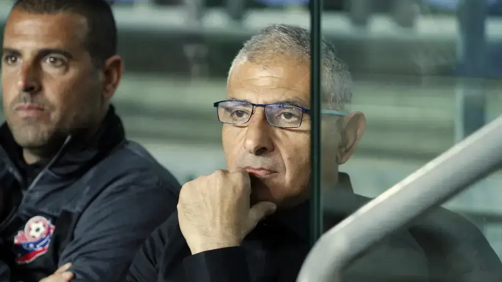 מאמן הפועל חיפה דני גולן עם עוזרו מאיר בן מרגי