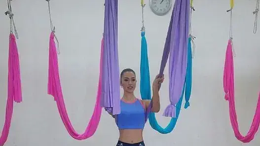 שיר אלמליח מנסה יוגה ערסלים