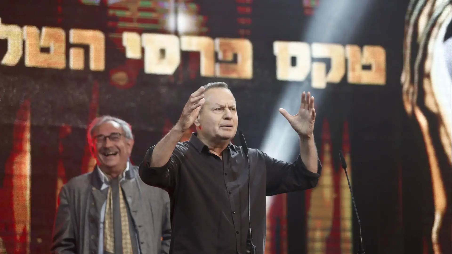 שלמה בראבא זוכה בפרס השחקן הטוב ביותר בסדרת דרמה על תפקידו ב"אורי ואלה" בטקס פרסי הטלוויזיה