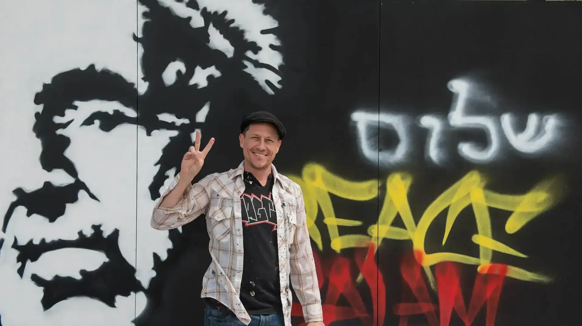 קורין נמק שגילם את פארקר לואיס צייר קיר גרפיטי ענק לשלום עם דיוקן שמעון פרס