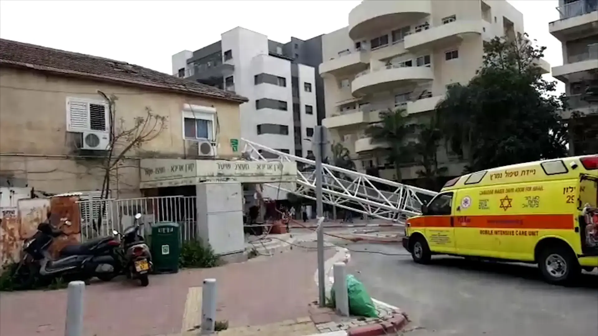 מנוף קרס על בית ברמת גן קרס בגובה של יותר מ- 20 קומות; המפעיל נפצע באורח בינוני
