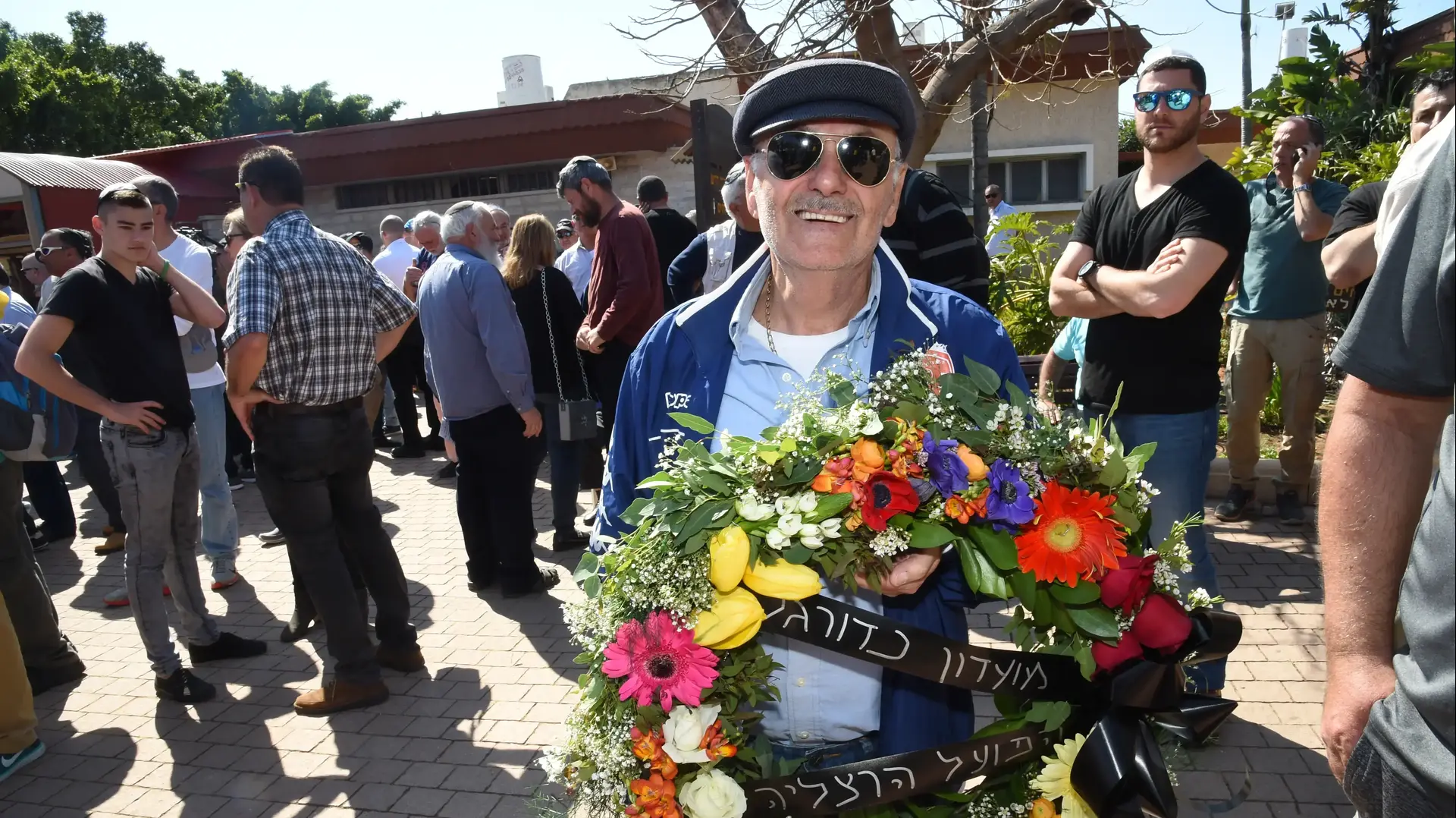 אוהד בהלווייתו של מאיר איינשטיין