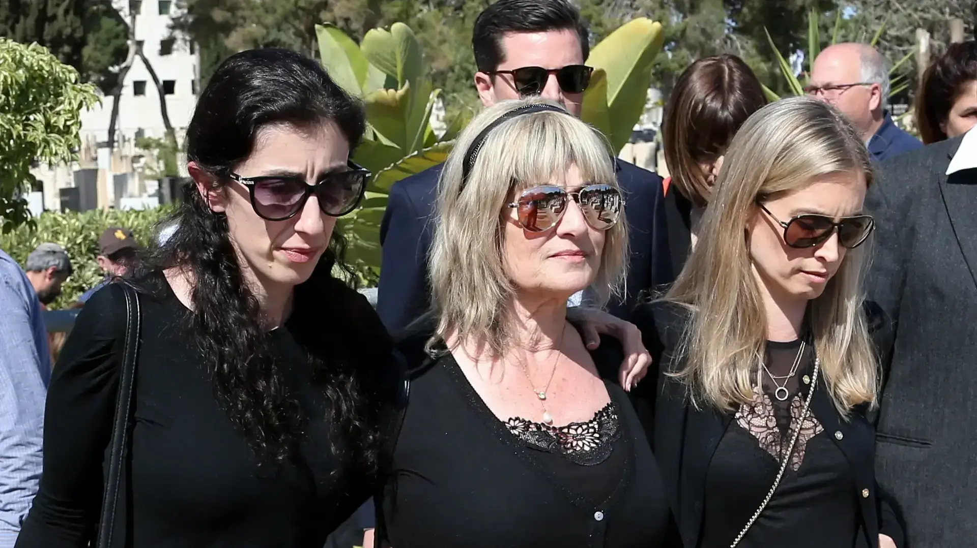 אשתו של מאיר איינשטיין עם שתי הבנות