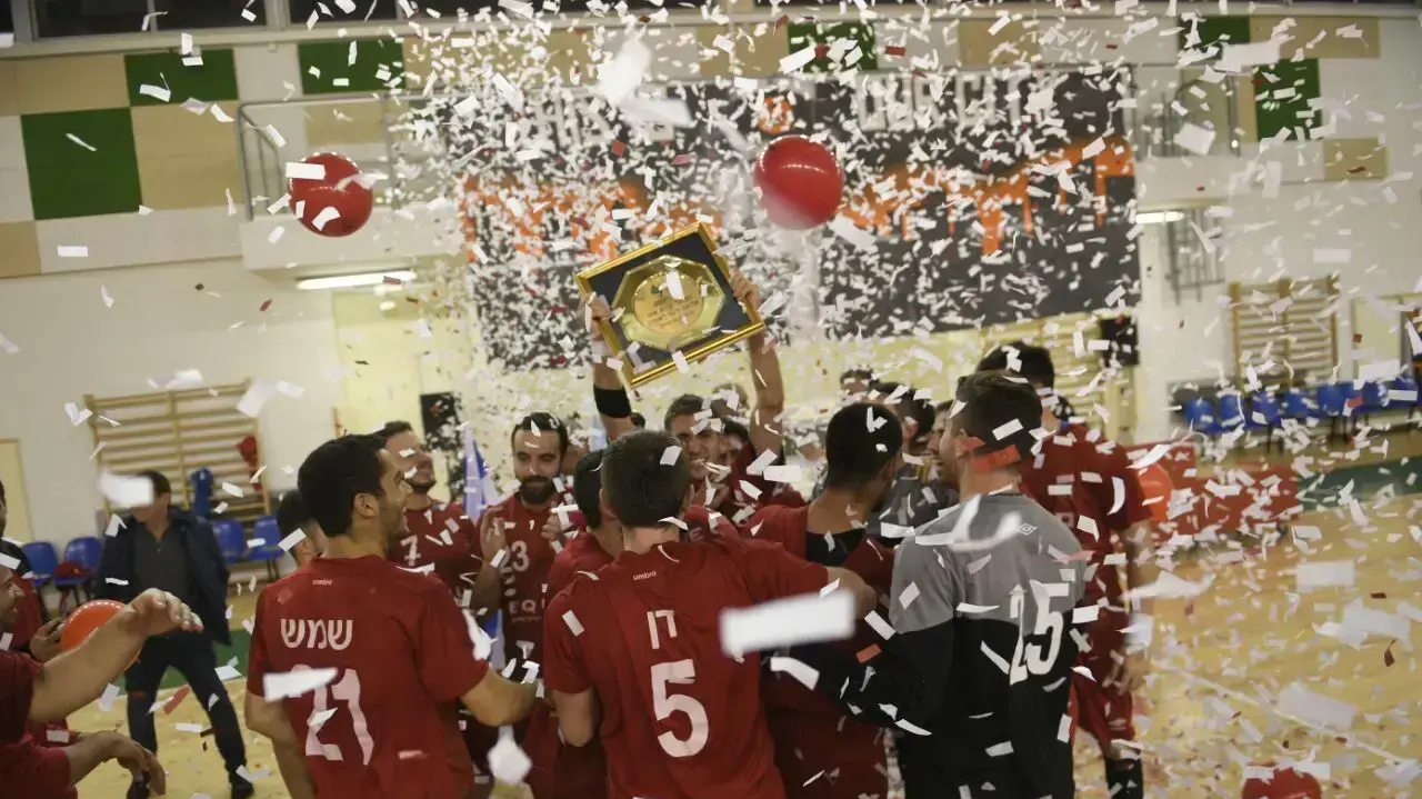 שחקני הפועל קרית אונו חוגגים עלייה לליגת העל בכדוריד