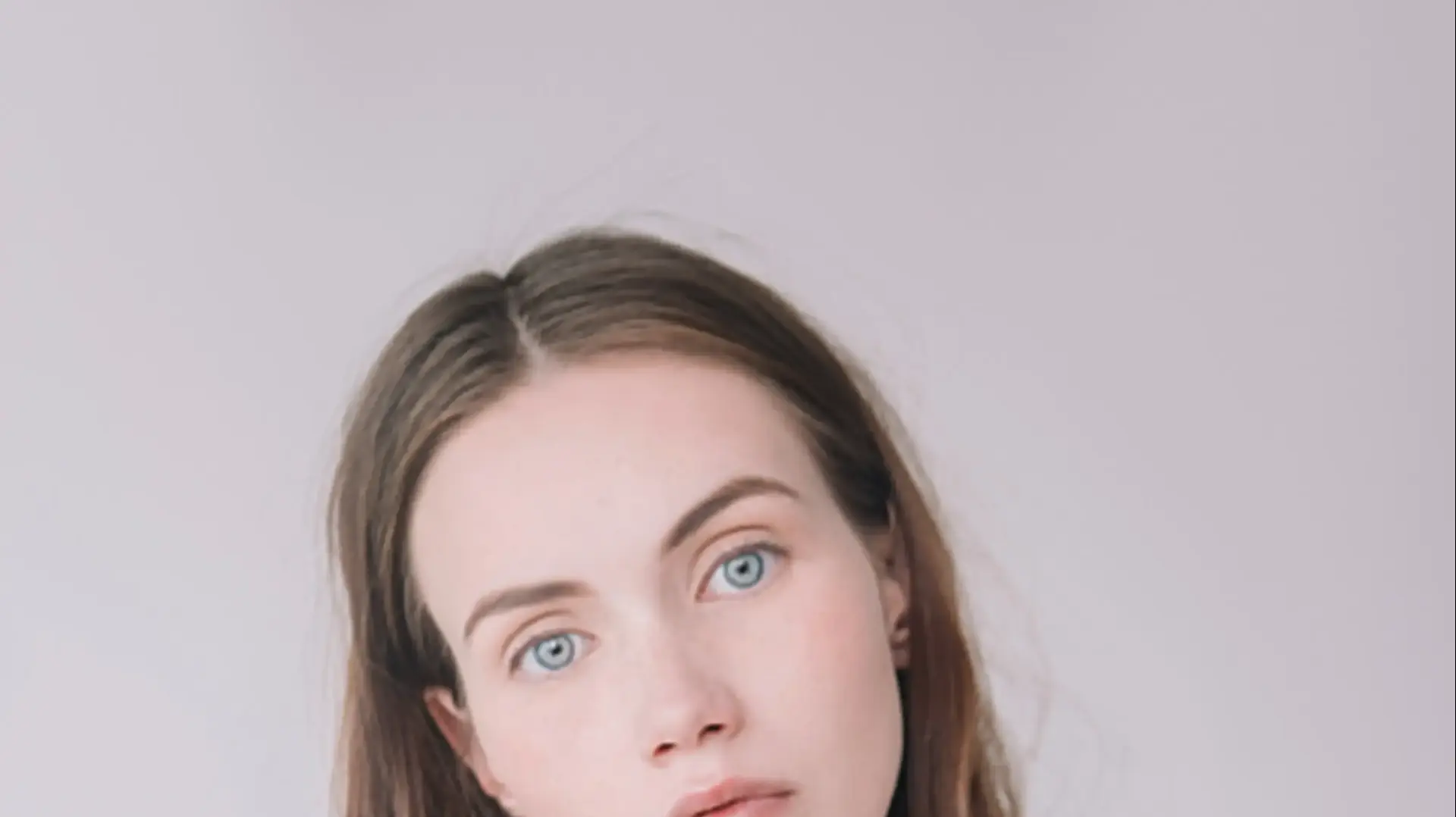 חולצה לבנה של Hannah