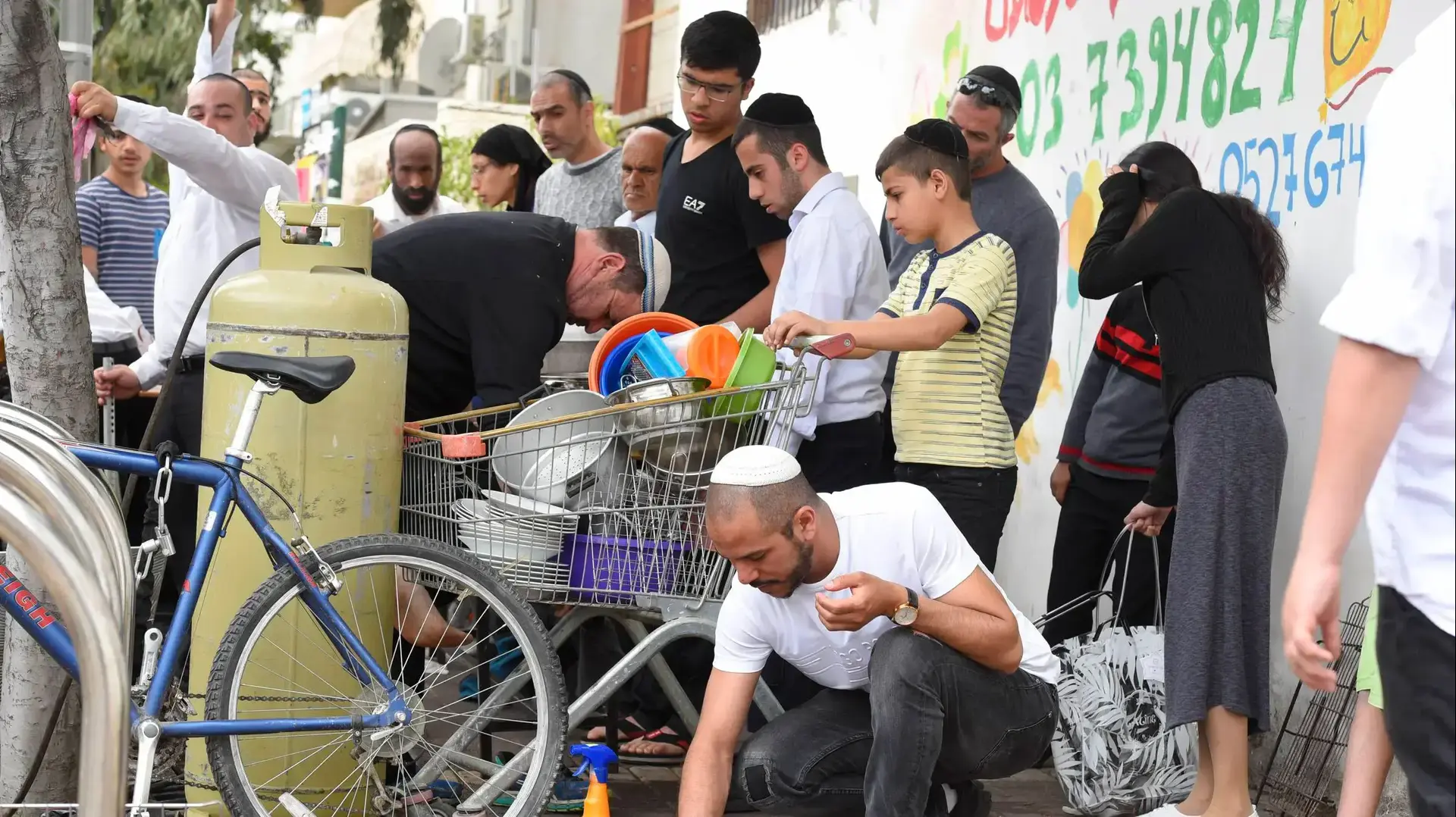 הגעלת כלים בשכונת הארגזים בדרום תל אביב לרגל חג הפסח, 9 באפריל 2017