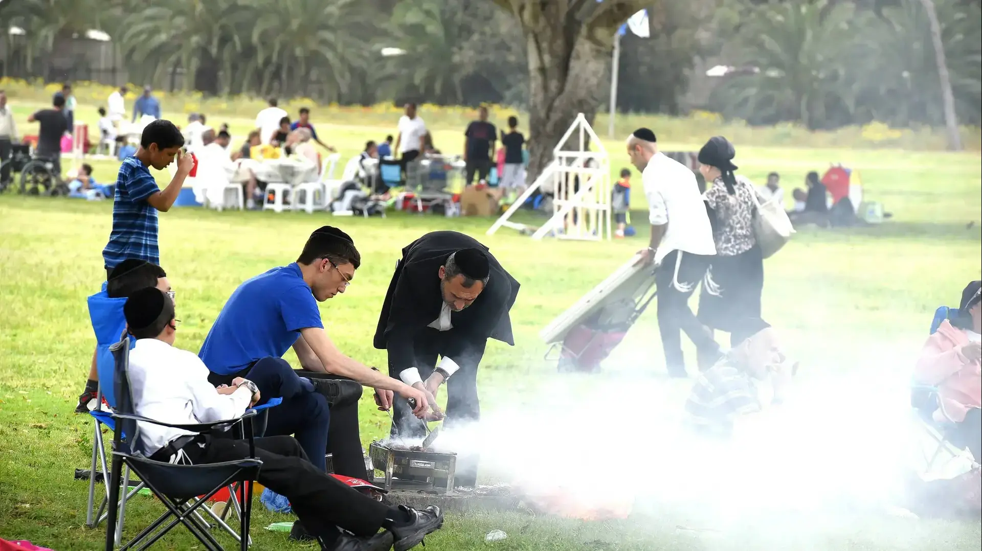 מבלים בפארק הלאומי רמת גן במהלך חול המועד פסח, 12 באפריל 2017