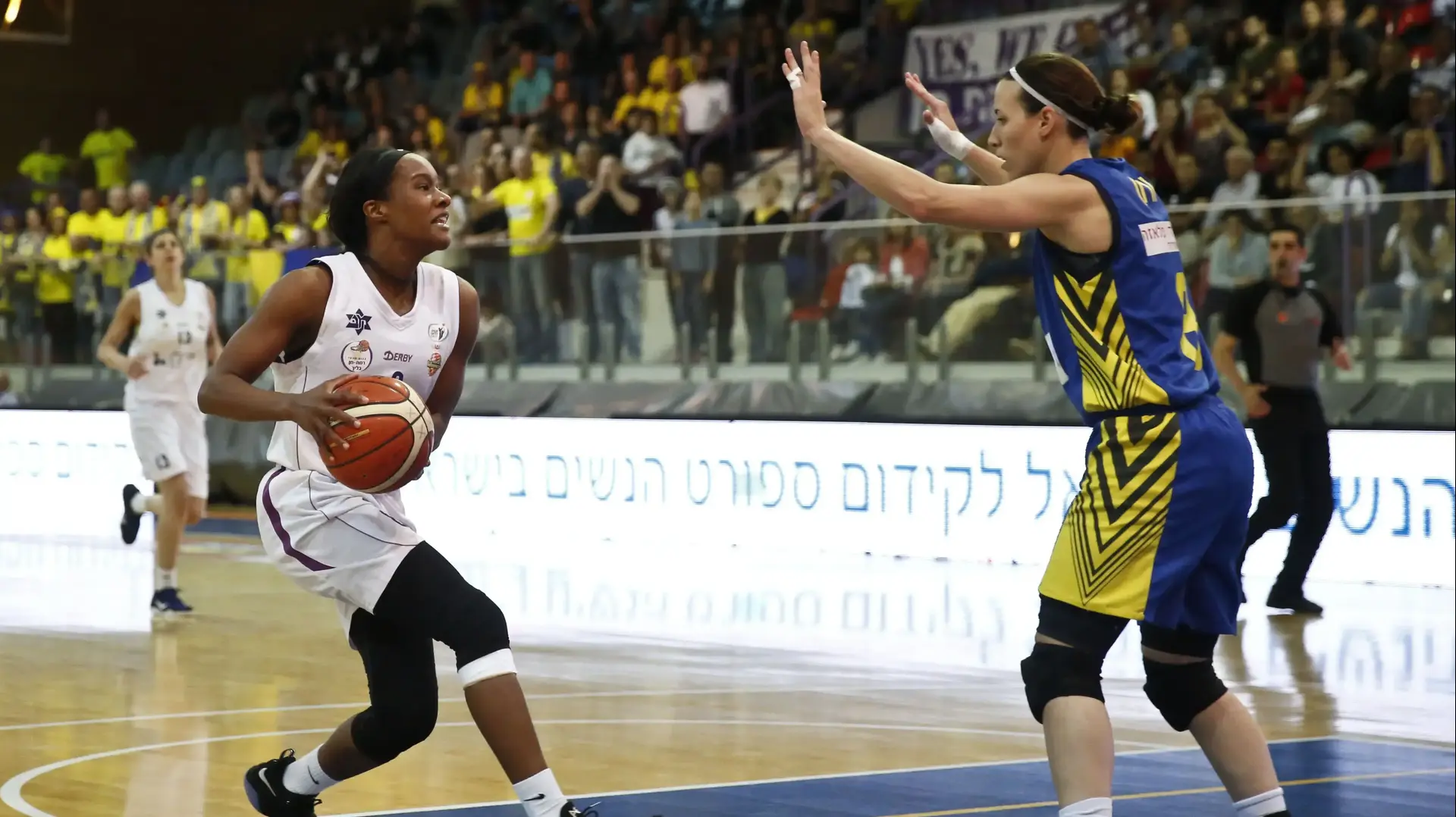צ'לסי הופקינס שחקנית מכבי רמת חן (שמאל) מול שי דורון שחקנית מכבי אשדוד צ'לסי הופקינס שחקנית מכבי רמת חן (שמאל) מול שי דורון שחקנית מכבי אשדוד