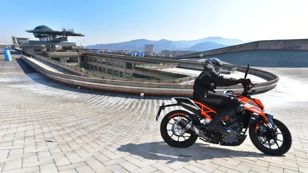KTM דיוק 125  רכיבה ראשונה
