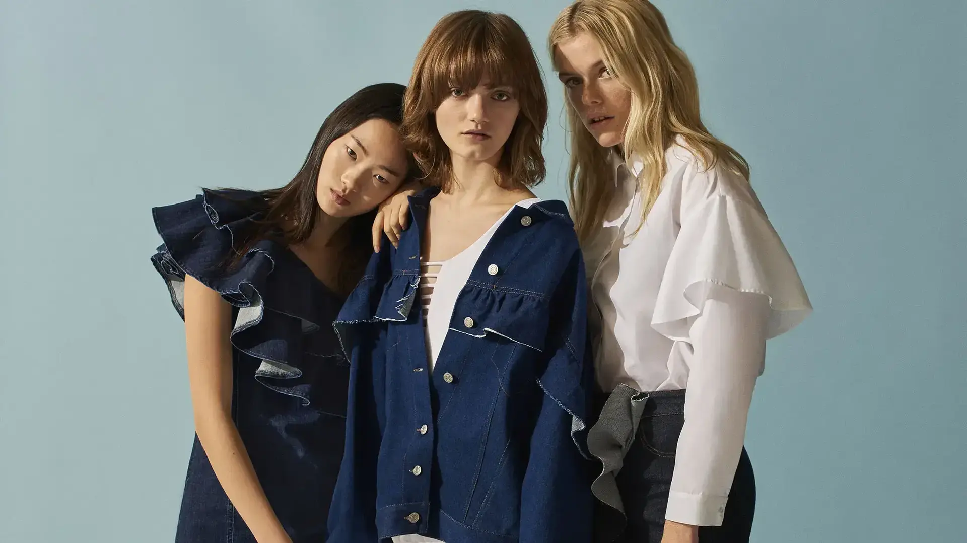 פול אנד בר- PULL AND BEAR , אביב 2017. מימין: חולצה לבנה ראפלס (149.90 שקלים), חצאית ג'ינס (129.90 שקלים); באמצע: ז'קט ג'ינס (249 שקלים), שמלה לבנה (169.90 שקלים); משמאל: שמלת ג'ינס (199 שקלים)