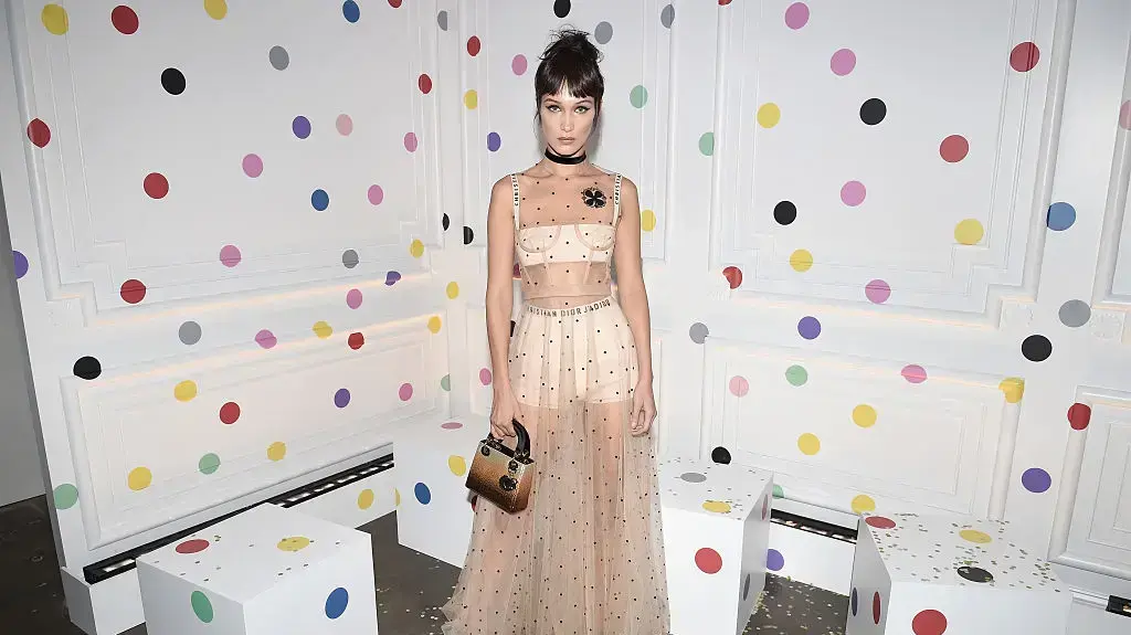 בלה חדיד לובשת שמלת דיור לאירוע: Dior Beauty celebrates The Art of Color with Peter Philips, ניו -יורק, אוקטובר 2016