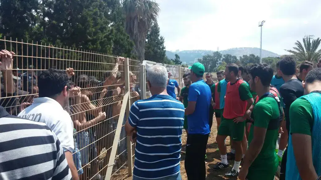 שחקני מכבי חיפה עם האוהדים