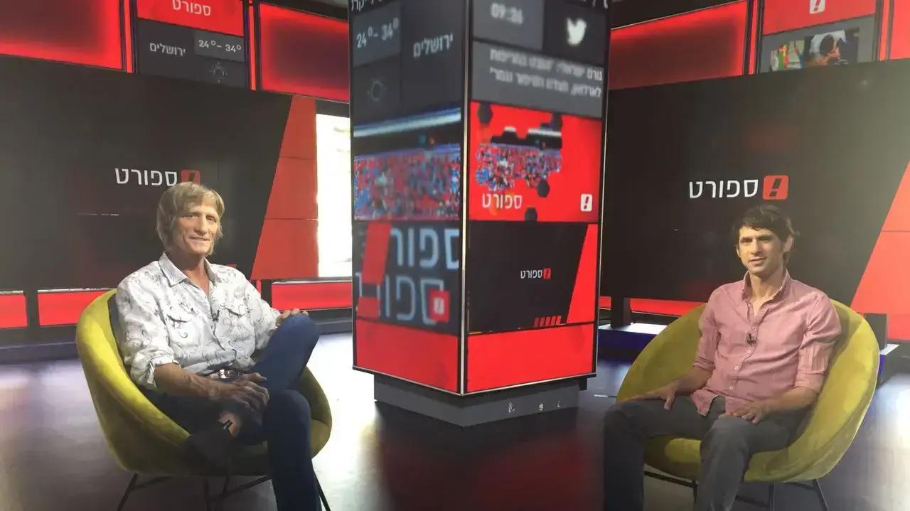 המתאבק קווין ואן אריק באולפן וואלה! NEWS