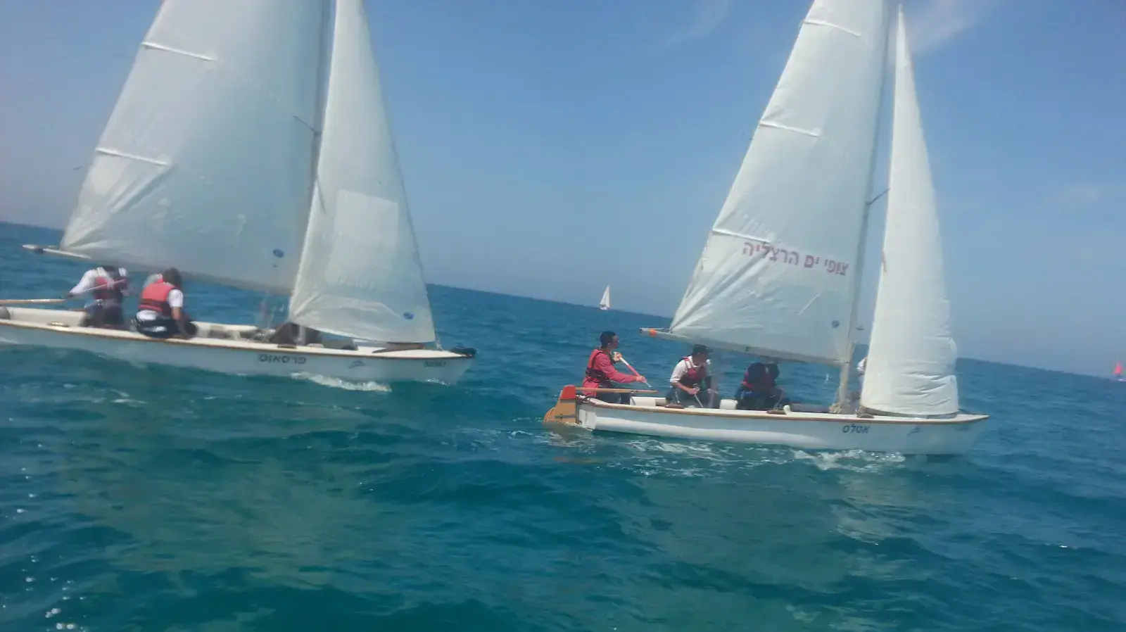 פעילות ימית של הוסטל "בין גלים" בהרצליה אותו מפעילה עמותת "אותות" פעילות ימית של הוסטל "בין גלים" בהרצליה אותו מפעילה עמותת "אותות"