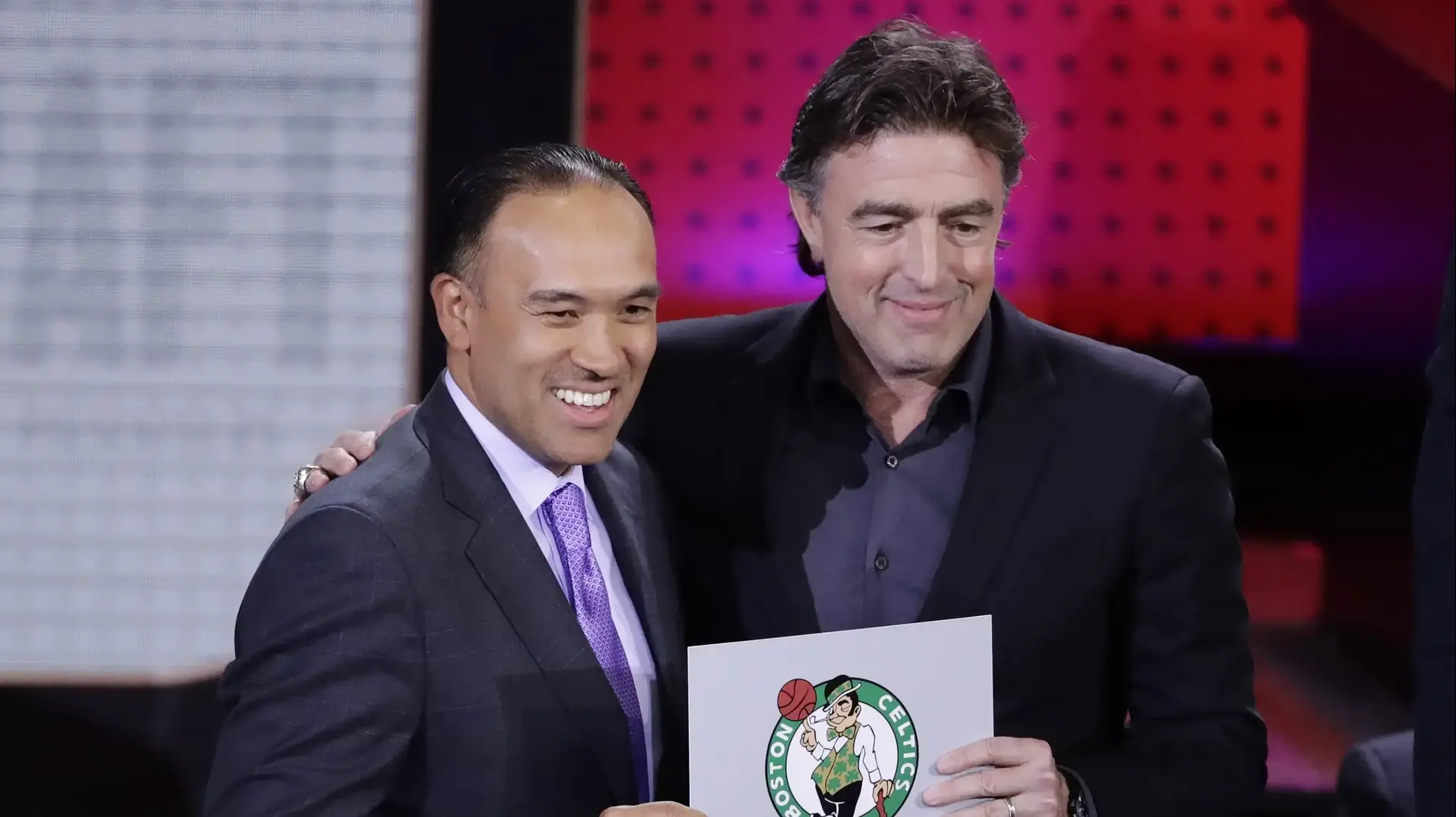בוסטון סלטיקס זוכה בבחירה הראשונה בדראפט ה-NBA בלוטרי