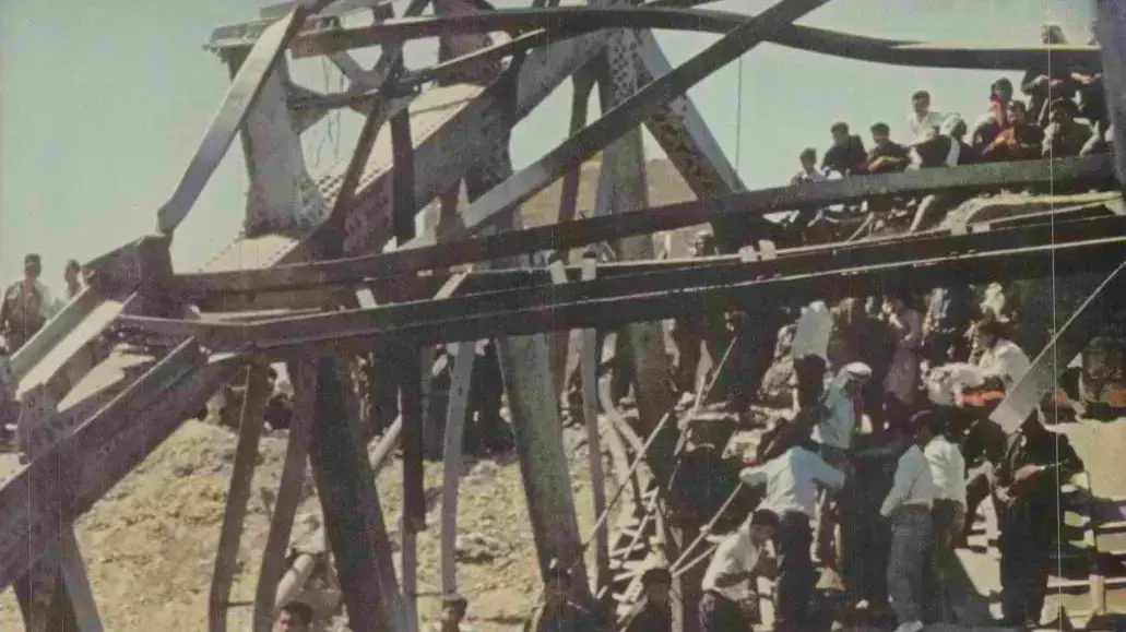 פליטים ערבים עוברים דרך גשר אלנבי ההרוס לירדן, 1976