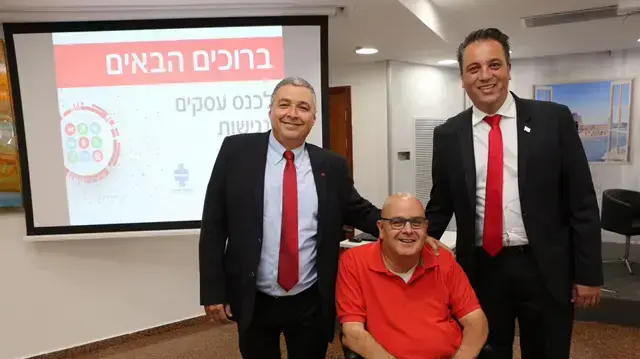 עו"ד רועי כהן נשיא להב לשכת ארגוני העצמאים והעסקים בישראל, יובל וגנר נשיא עמותת נגישות ישראל ואריק פינטו, מנכ"ל בנק הפועלים עו"ד רועי כהן נשיא להב לשכת ארגוני העצמאים והעסקים בישראל, יובל וגנר נשיא עמותת נגישות ישראל ואריק פינטו, מנכ"ל בנק הפועלים