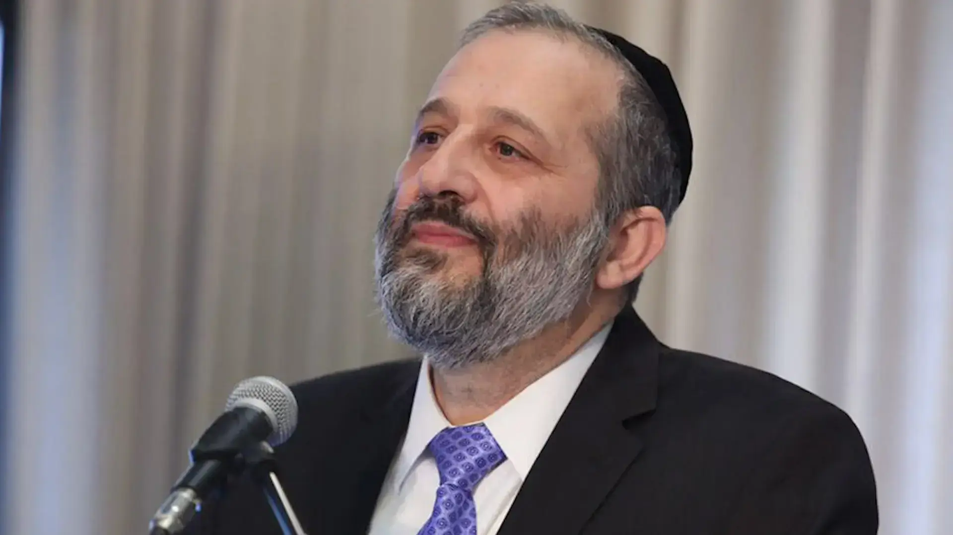 שר הפנים אריה דרעי ורעייתו יפה נחקרו במשרדי יחידת להב 433 בחשד לעבירות שחיתות