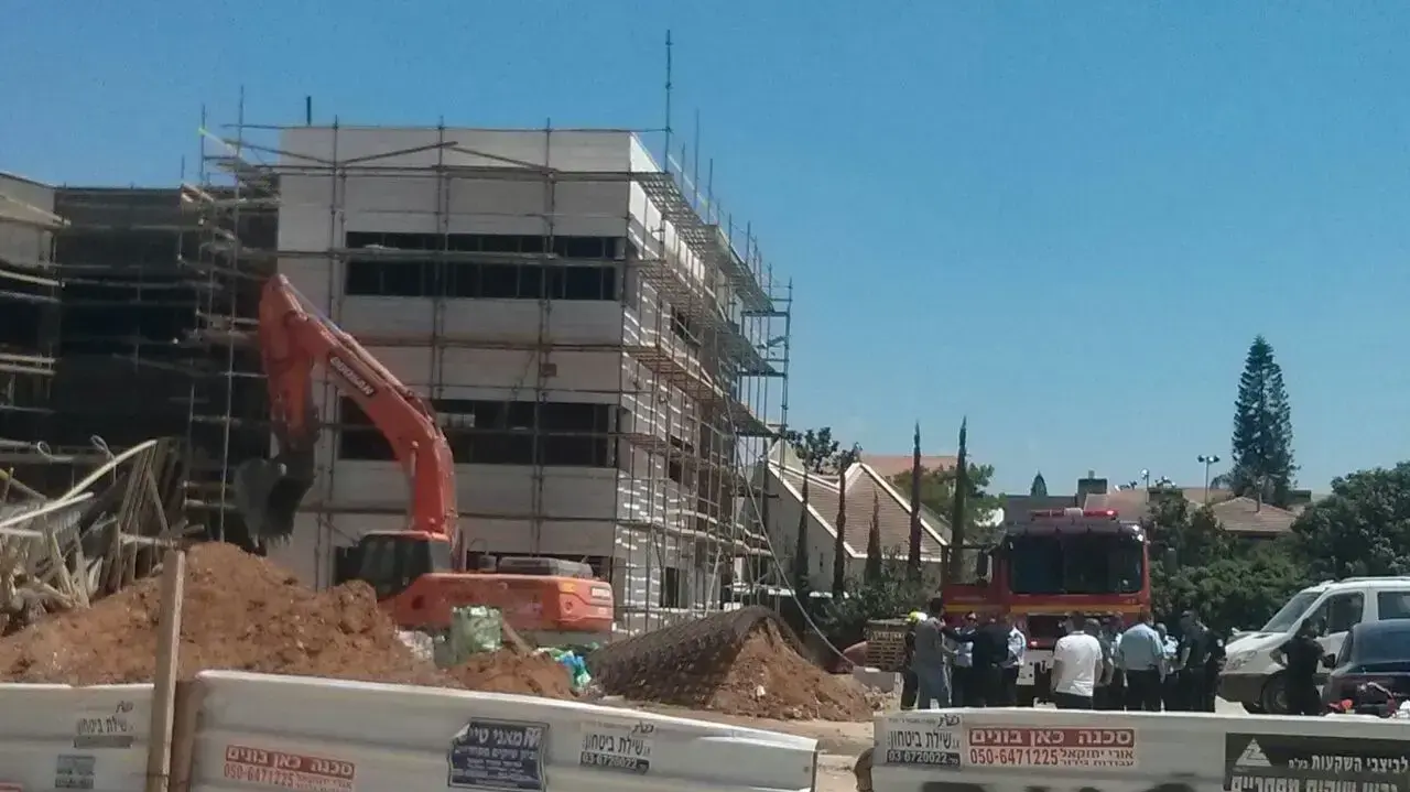 קריסת תקרה באתר בנייה ברחוב דרך הים בגני תקווה 1 ביוני 2017