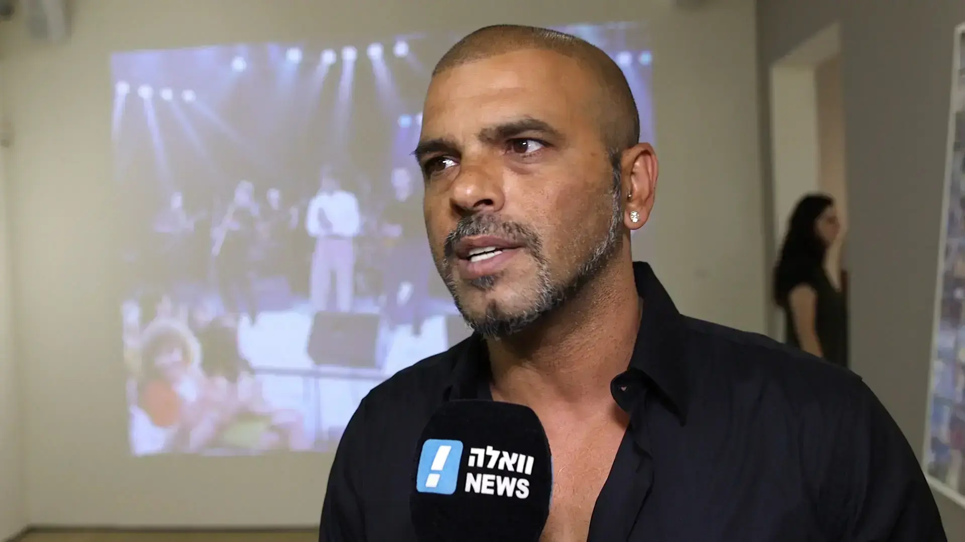 ריאיון עם אייל גולן בפתיחת התערוכה "זמר בודד הוא הלב" העוסקת במוזיקה הים תיכונית, במוזיאון אשדוד לאמנות