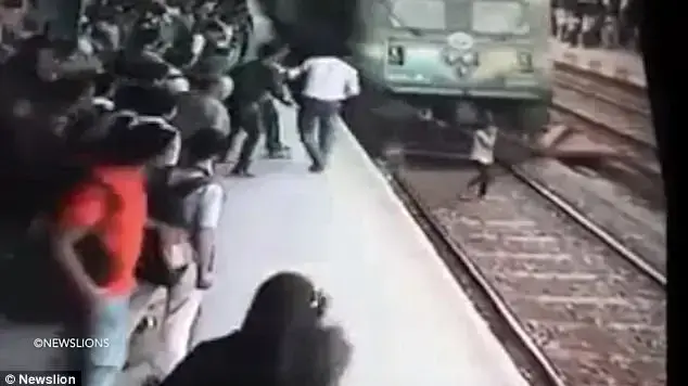 כמעט ונפגעו מרכבת