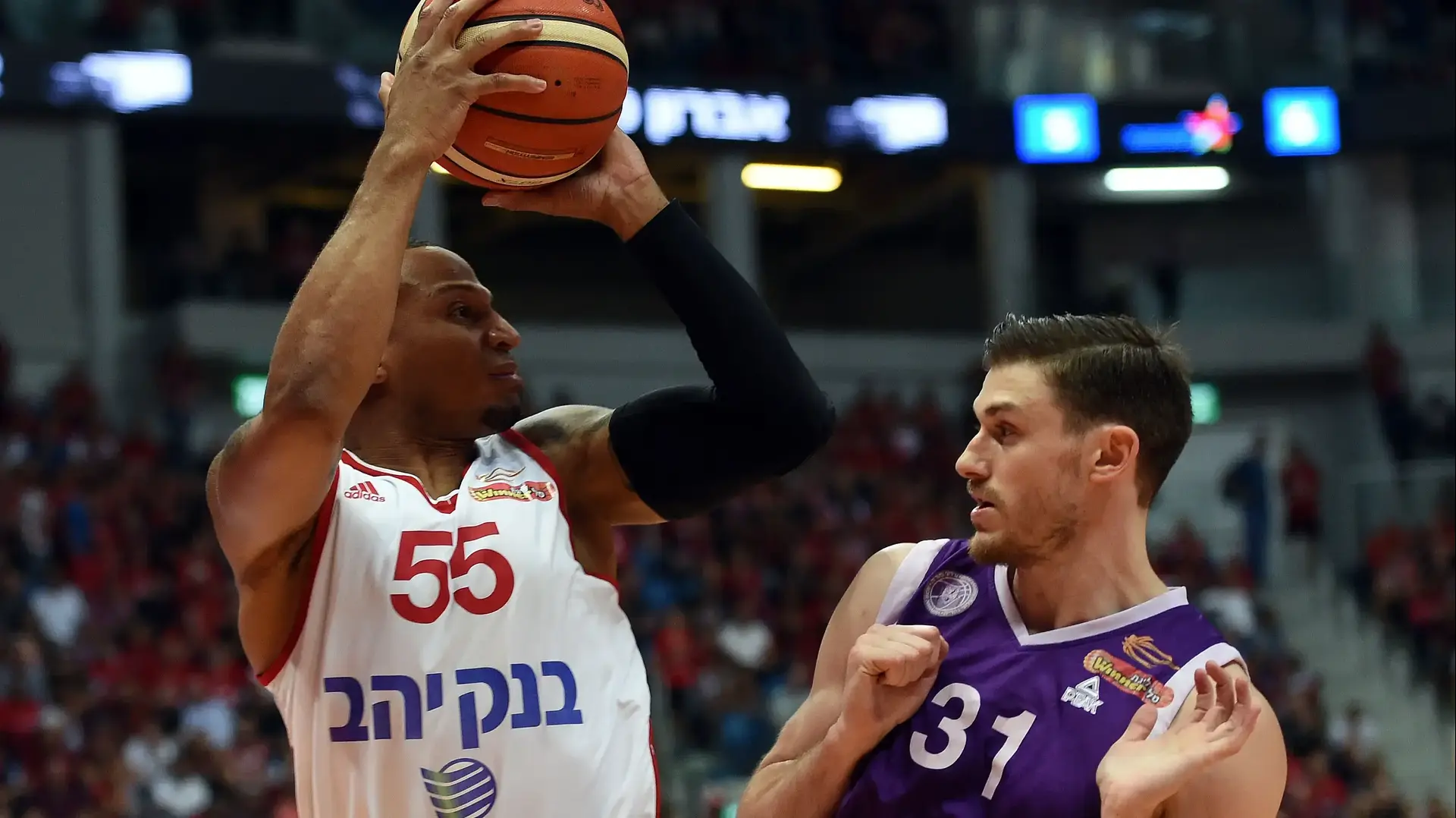 שחקן הפועל ירושלים קרטיס ג'רלס, שחקן עירוני נהריה סטו דגלאס