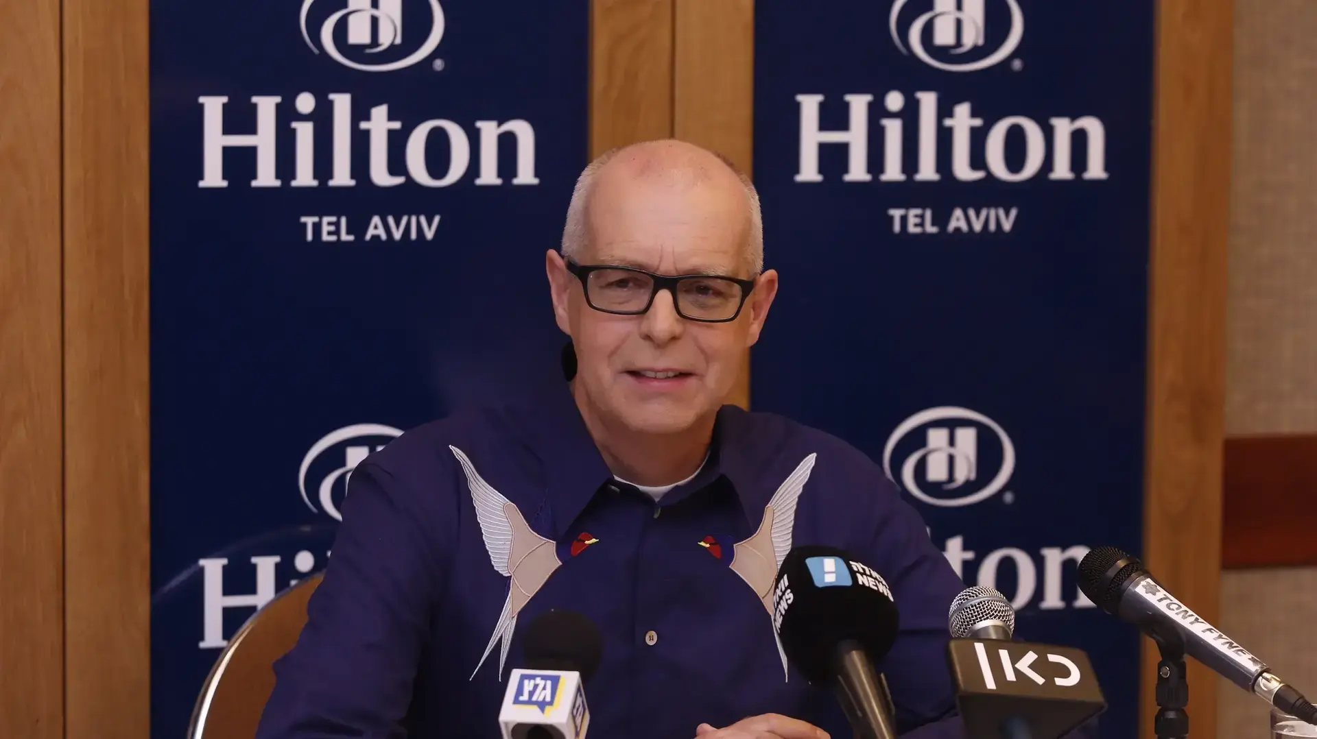 שיחה עם ניל טננט, סולן הפט שופ בויז, במסיבת עיתונאים בתל אביב לפני הופעת ההרכב בפארק הירקון
