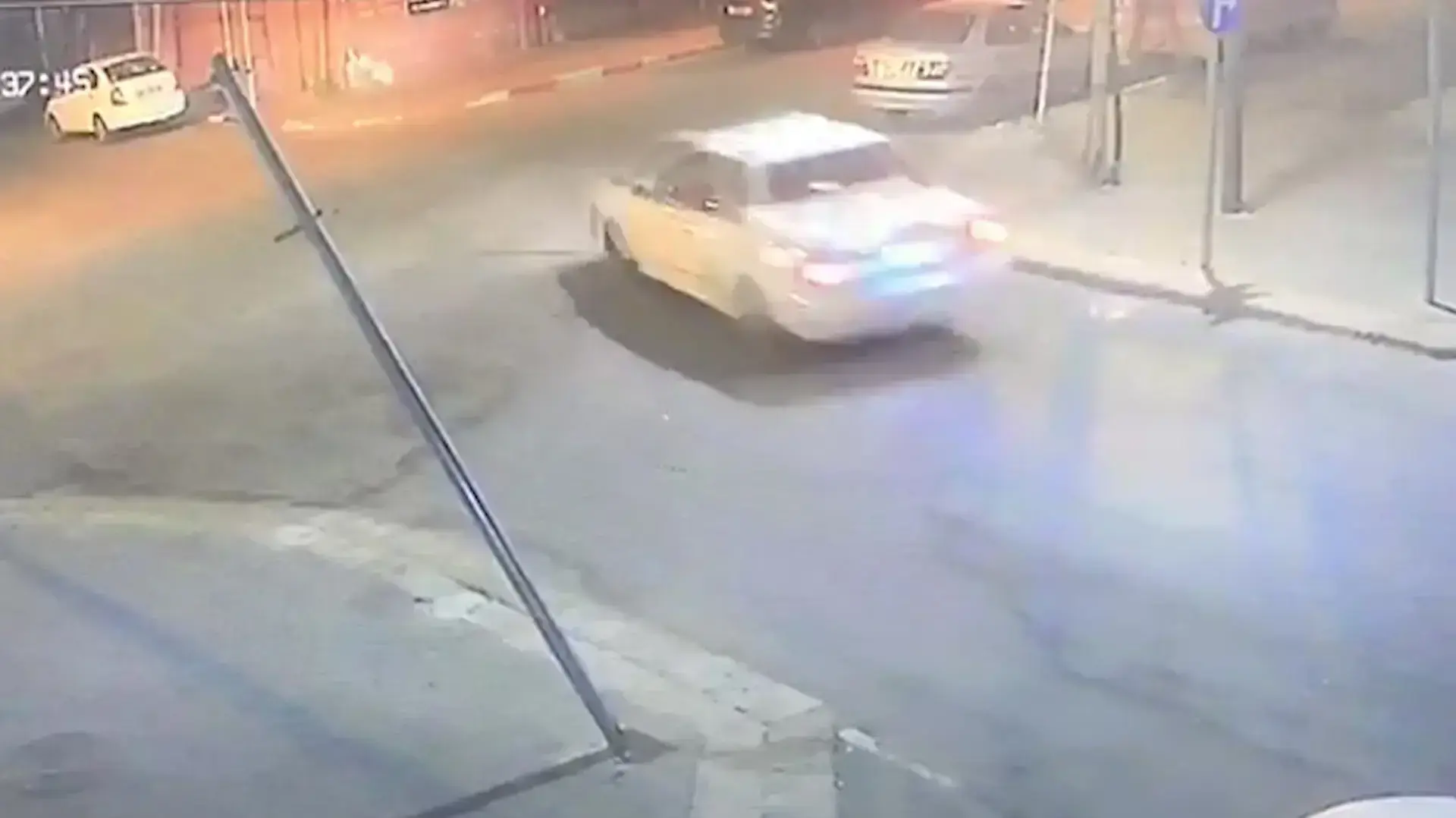 פגע וברח בב"ש- רכבו של הנהג שדרס למוות דר רחוב כבן 30 תועד במצלמות האבטחה, שניות לאחר האירוע